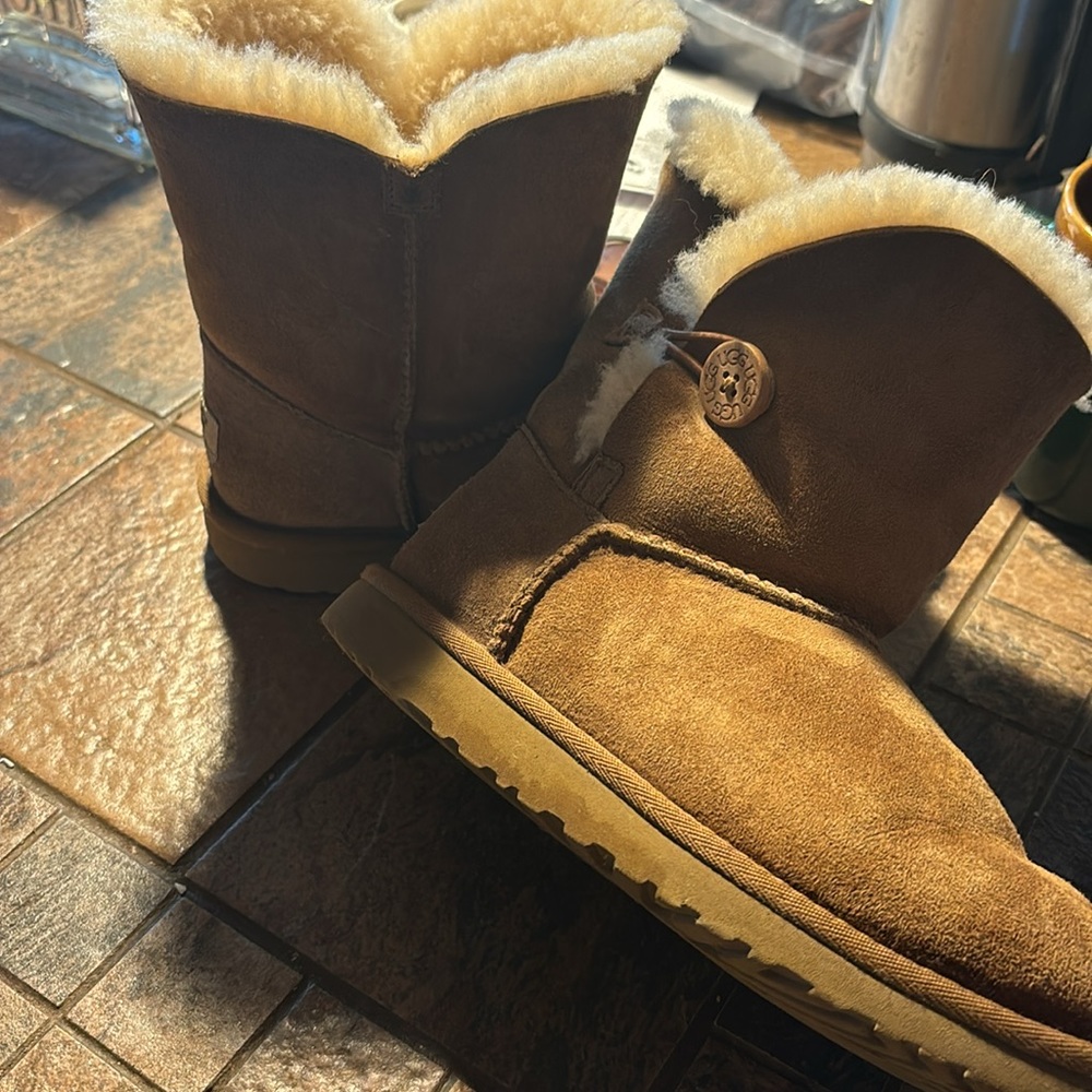 Uggs-Tan womans/girls size 5 Uggs